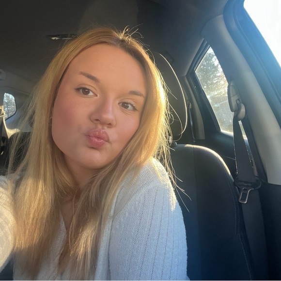 Meet your Posher, Emily - Picture 3 of 7